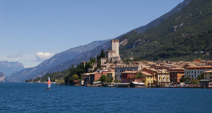 3 Case con appartamenti Garda Lombardo